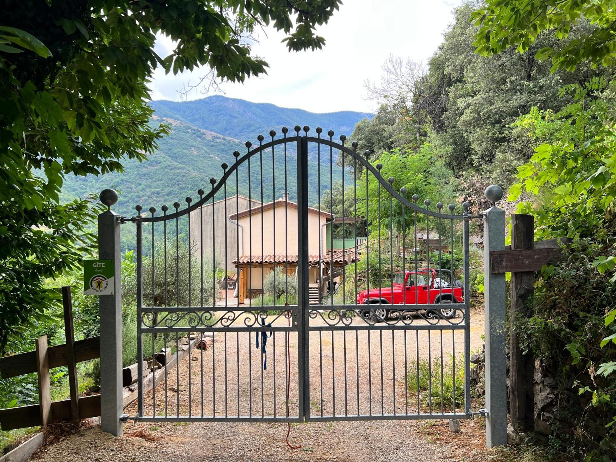 Les Magnels Bed & Breakfast Valleraugue Bagian luar foto